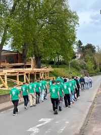 Marschieren &uuml;ben der Bechertr&auml;ger