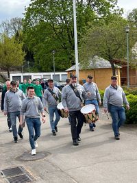 Marschieren &uuml;ben der Bechertr&auml;ger